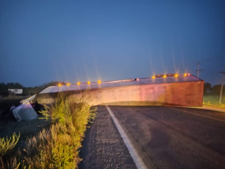 Vuelca tráiler en la carretera Cd. Victoria-Matamoros, tramo Padilla-Jiménez