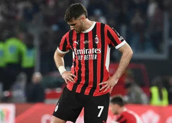 Santi Gimenez es expulsado en partido crucial del AC Milan