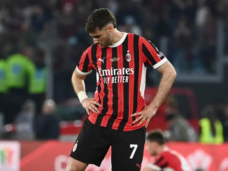 Santi Gimenez es expulsado en partido crucial del AC Milan