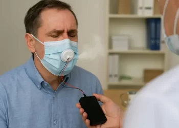 Una mascarilla detecta enfermedad renal crónica con solo respirar