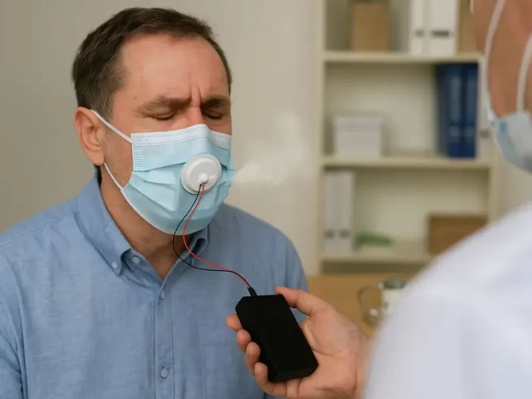 Una mascarilla detecta enfermedad renal crónica con solo respirar