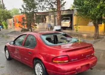 Enormes granizos destruyen parabrisas de autos en Coahuila
