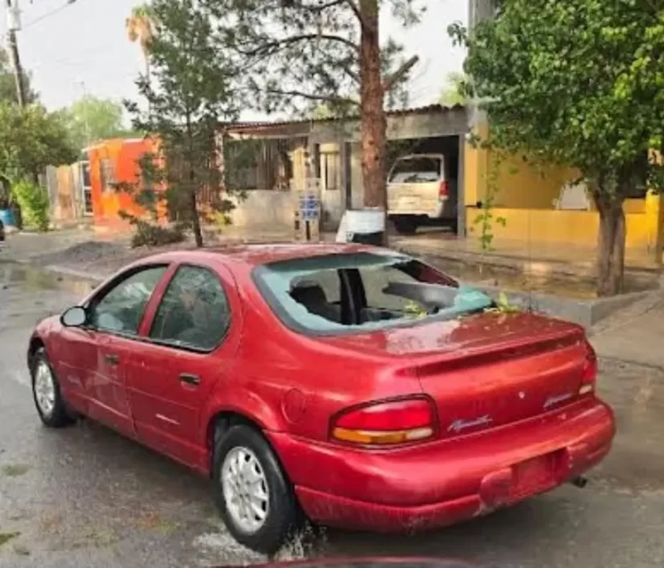 Enormes granizos destruyen parabrisas de autos en Coahuila