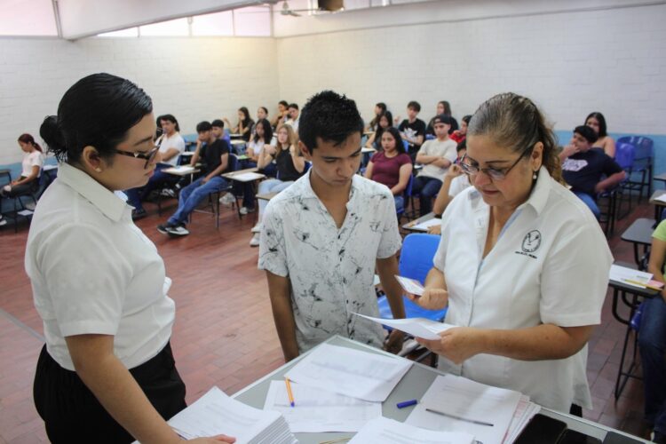 Recibe la UAT a miles de jóvenes en el examen de admisión EXANI-II