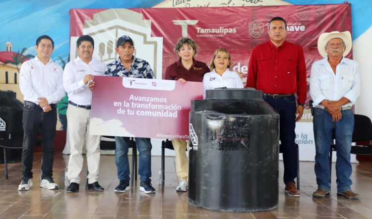 Entrega la Secretaría de Bienestar cien tinacos en Jaumave, Tamaulipas
