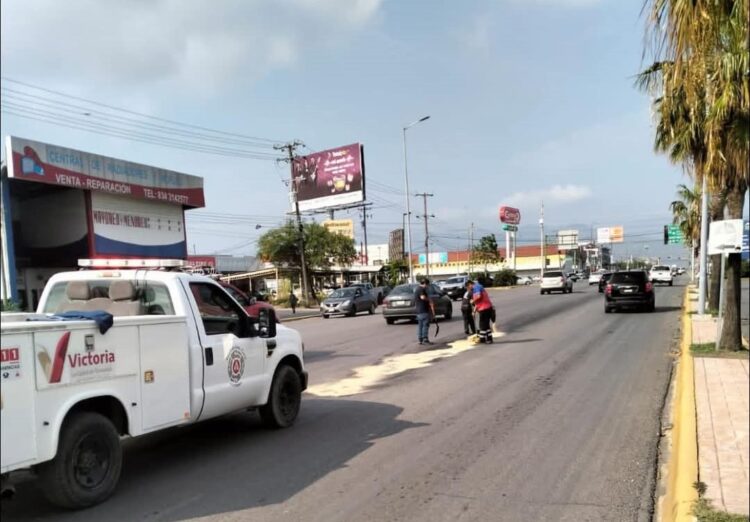 Atiende Protección Civil reporte de derrame de aceite en Av. Sulaimán