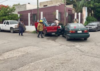 Dos heridos en choque de autos en el Fraccionamiento Framboyanes