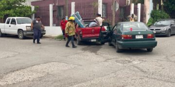 Dos heridos en choque de autos en el Fraccionamiento Framboyanes
