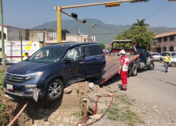 Espectacular choque en crucero de Carrera Torres y Eje Vial de Cd. Victoria