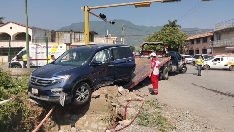 Espectacular choque en crucero de Carrera Torres y Eje Vial de Cd. Victoria