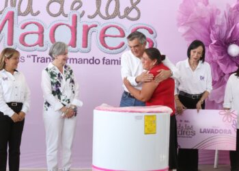 Cumplen Américo y María de Villarreal a las familias de Jaumave