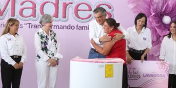 Cumplen Américo y María de Villarreal a las familias de Jaumave