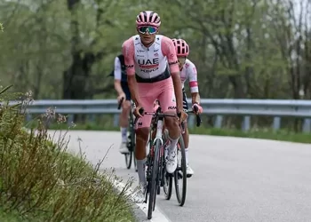 Ciclista mexicano Isaac del Toro mantiene el liderato del Giro de Italia