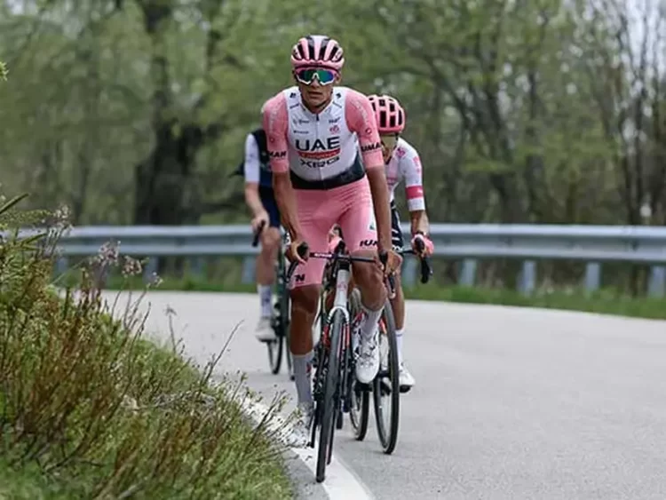 Ciclista mexicano Isaac del Toro mantiene el liderato del Giro de Italia