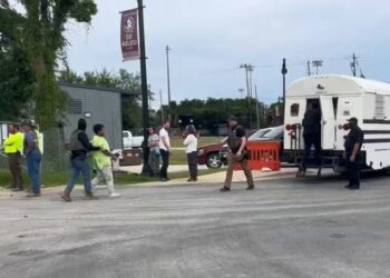 Detienen a 30 migrantes en ‘megaredada’ en una obra de construcción en Florida