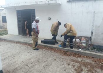 Atienen bomberos fuga de gas en casa de la Col. Mariano Matamoros