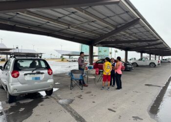 Regular afluencia al Polyforum para el programa de vacunación en tu auto