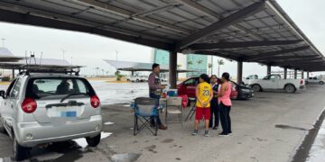 Regular afluencia al Polyforum para el programa de vacunación en tu auto