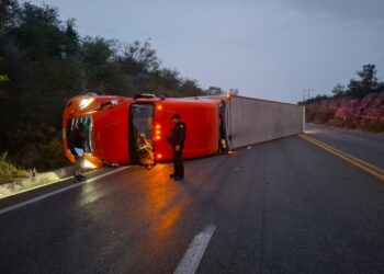 Vuelca tráiler y bloquea carretera Victoria-Matamoros