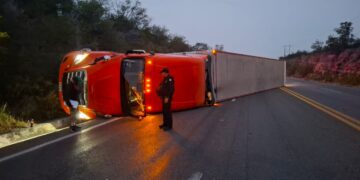 Vuelca tráiler y bloquea carretera Victoria-Matamoros