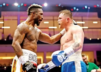 Canelo Alvarez vence al cubano Scull y se proclama ‘rey’ del supermediano