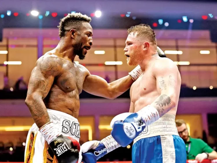 Canelo Alvarez vence al cubano Scull y se proclama ‘rey’ del supermediano