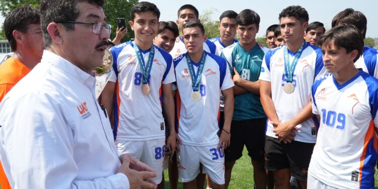 Recibe rector a los Correcaminos campeones de la Liga Premier