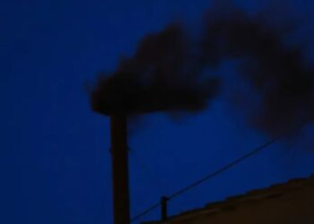 Negra, la primera fumarola en El Vaticano; no hay aún sucesor del papa Francisco