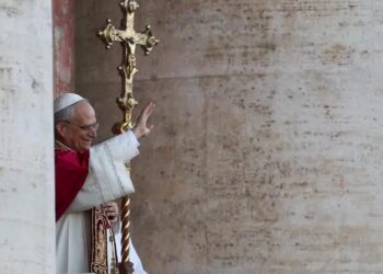 León XIV recuerda a Francisco y llama a la paz en su primer discurso