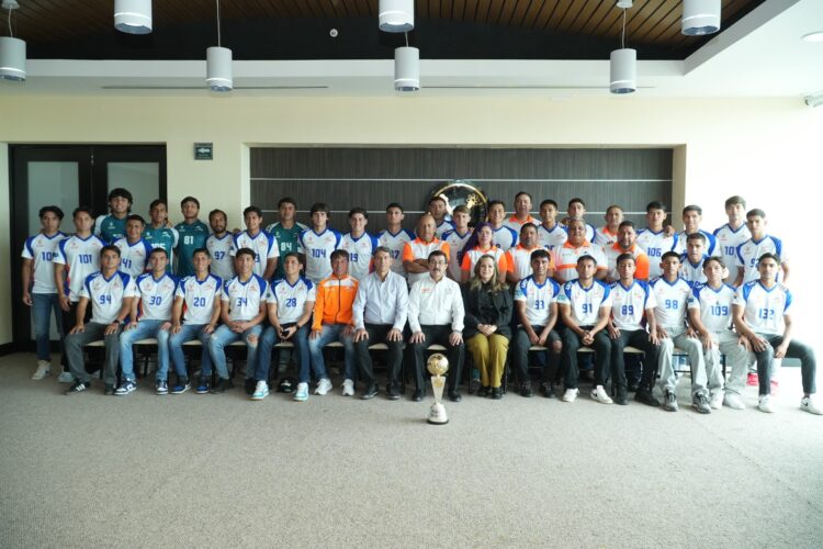 Felicita Dámaso Anaya a los Correcaminos campeones de la Liga Premier