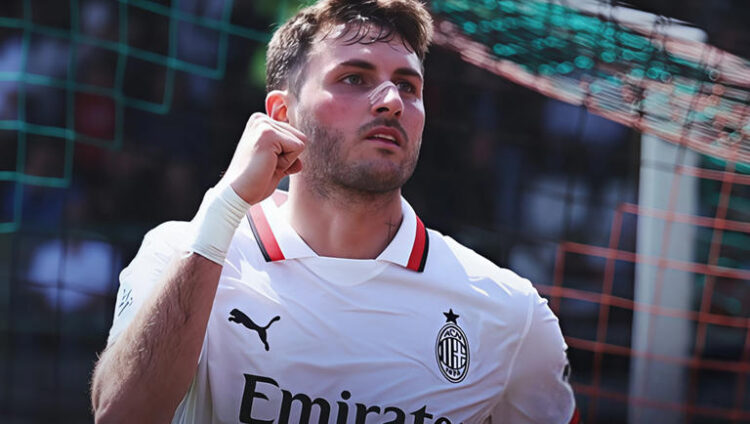 Santi Giménez se llevó el duelo de mexicanos en la Serie A