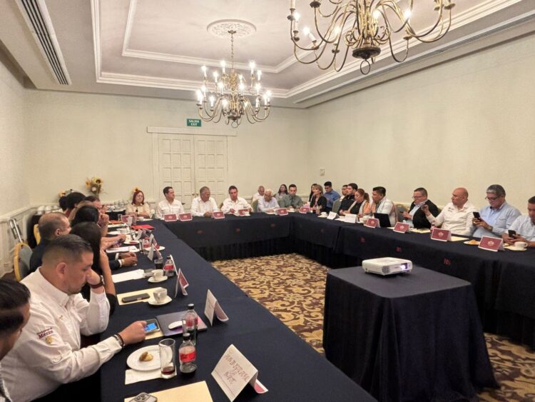 Directivos médicos y administrativos del ISSSTE Tamaulipas sostienen reunión de trabajo