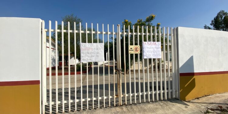 Cierran madres de familia el jardín de niños “María Terán de González”