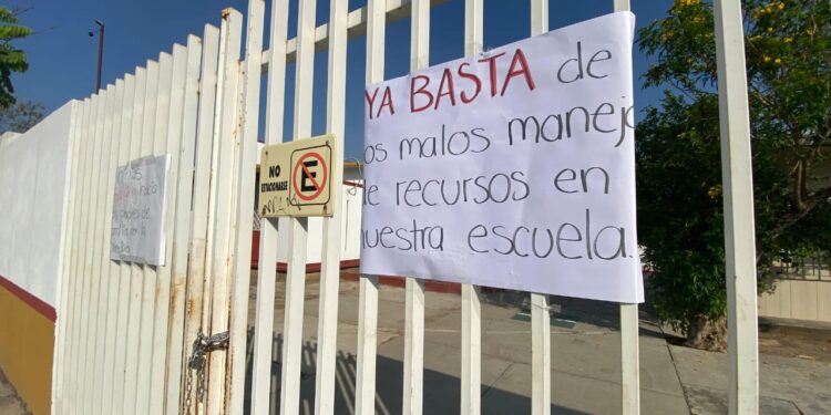 Cierran madres de familia el jardín de niños “María Terán de González”