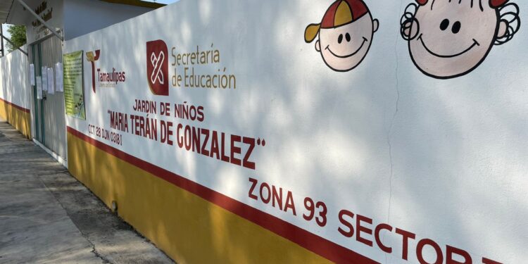 Cierran madres de familia el jardín de niños “María Terán de González”