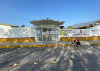 Cierran madres de familia el jardín de niños “María Terán de González”