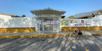 Cierran madres de familia el jardín de niños “María Terán de González”