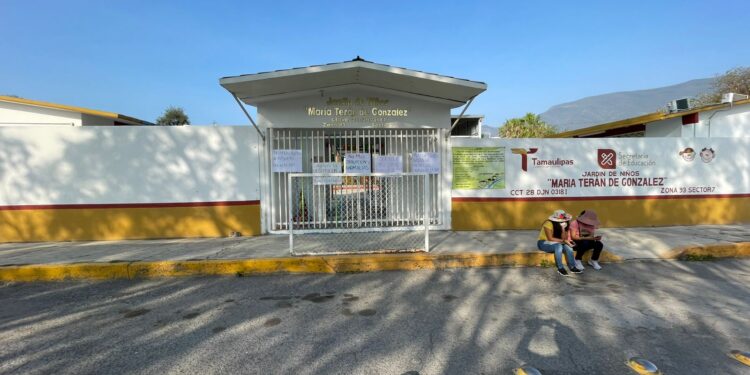 Cierran madres de familia el jardín de niños “María Terán de González”