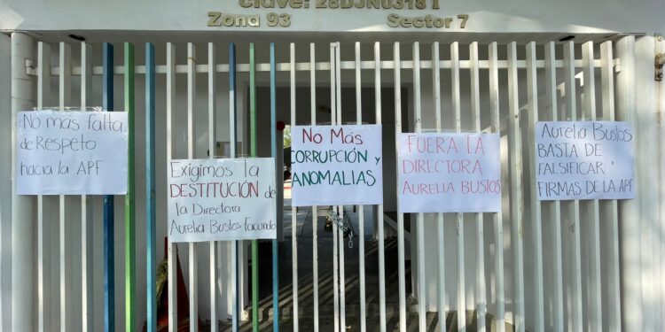 Cierran madres de familia el jardín de niños “María Terán de González”