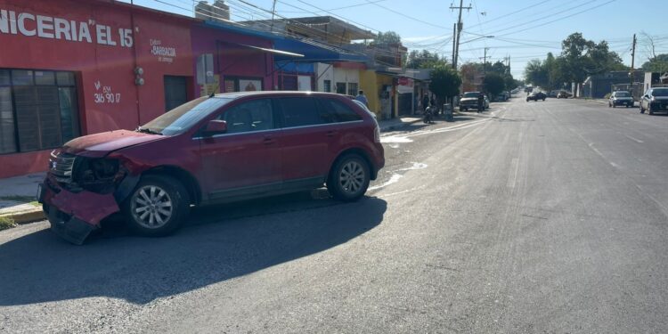 Se pasa alto y causa choque