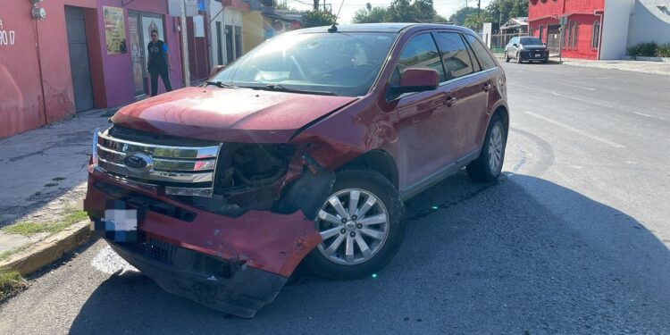 Se pasa alto y causa choque