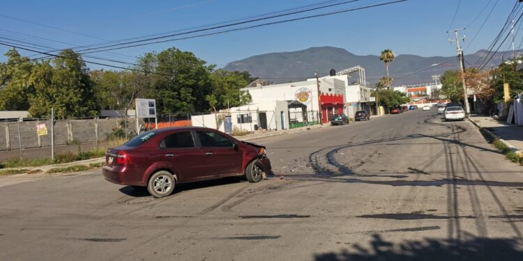 Se pasa alto y causa choque