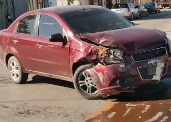 Se pasa alto y causa choque