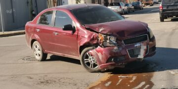 Se pasa alto y causa choque