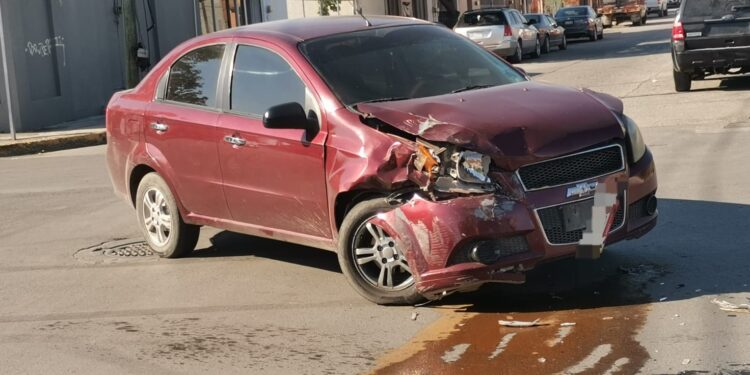 Se pasa alto y causa choque