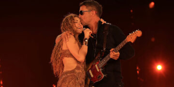 Shakira inicia su gira en EU con sorpresiva aparición de Alejandro Sanz
