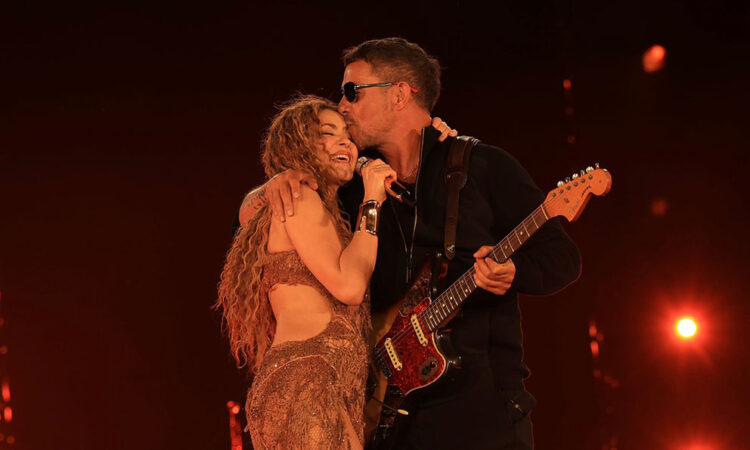 Shakira inicia su gira en EU con sorpresiva aparición de Alejandro Sanz
