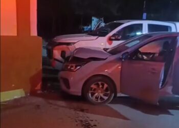 Camioneta se pasa el alto y causa accidente