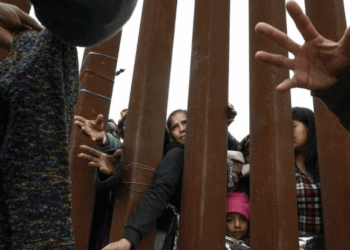 Corte Suprema da luz verde a Trump para revocar visa humanitaria a más de 500 mil migrantes