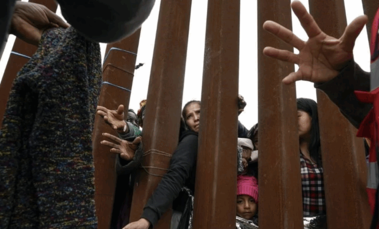 Corte Suprema da luz verde a Trump para revocar visa humanitaria a más de 500 mil migrantes